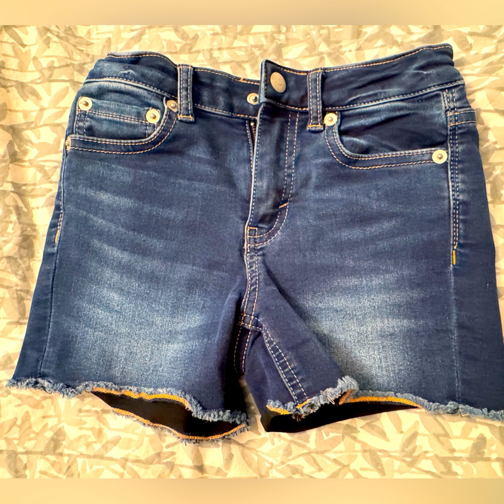 Vineyard Vines, girls size 6 comfy stretch denim shorts